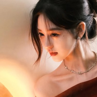 穿风信子蓝的少女